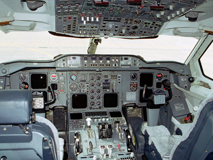 驾驶舱控制飞机电机